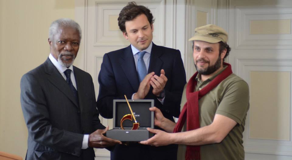 Kofi Annan presenting Abbas with the Cartooning For Peace Award